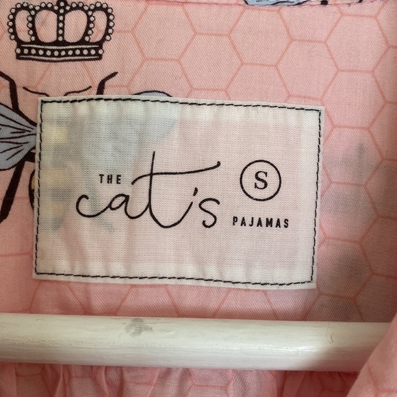 The Cats Pajamas S/S Soft Pink Button Up Queen Bee Print Size SMALL - Picture 3 of 8